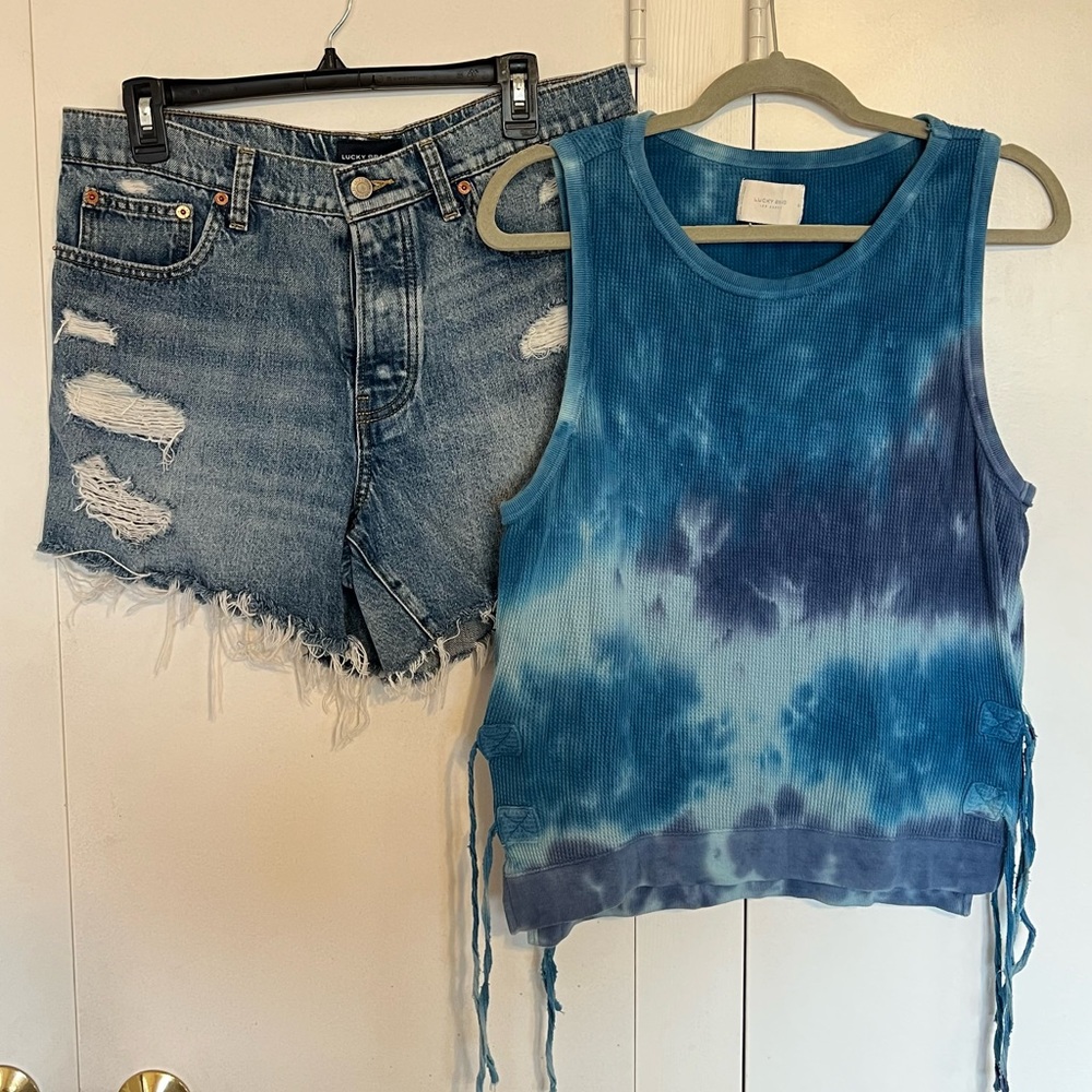 Women’s Lucky Brand 90s Midi Shorts and Tie Dye Tank Outfit